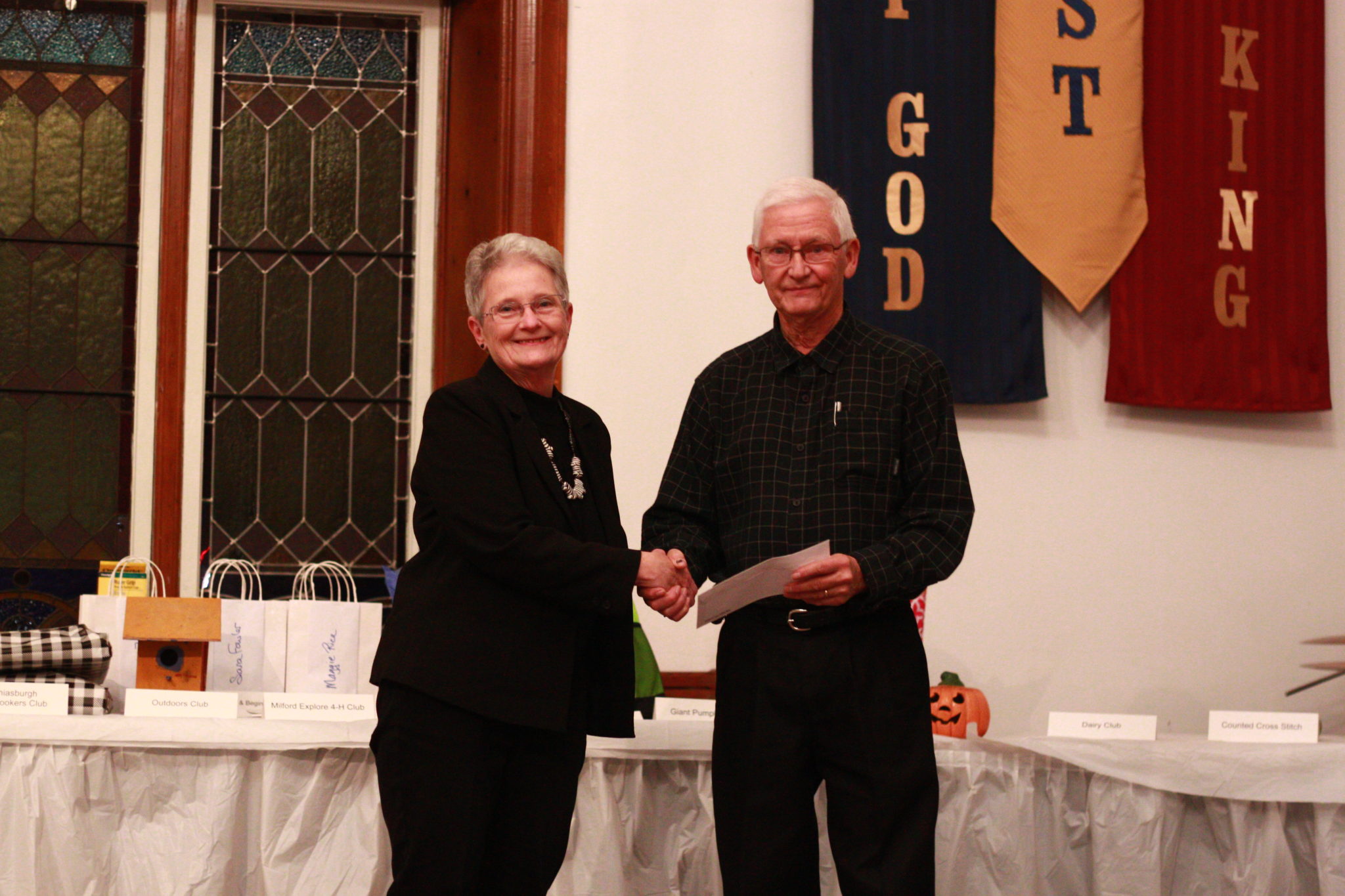 <p>Sandy Latchford of the Prince Edward Stewardship Council presents a cheque for $15,000 to Prince Edward County 4-H Association president Gaye Insley Saturday.</p>
