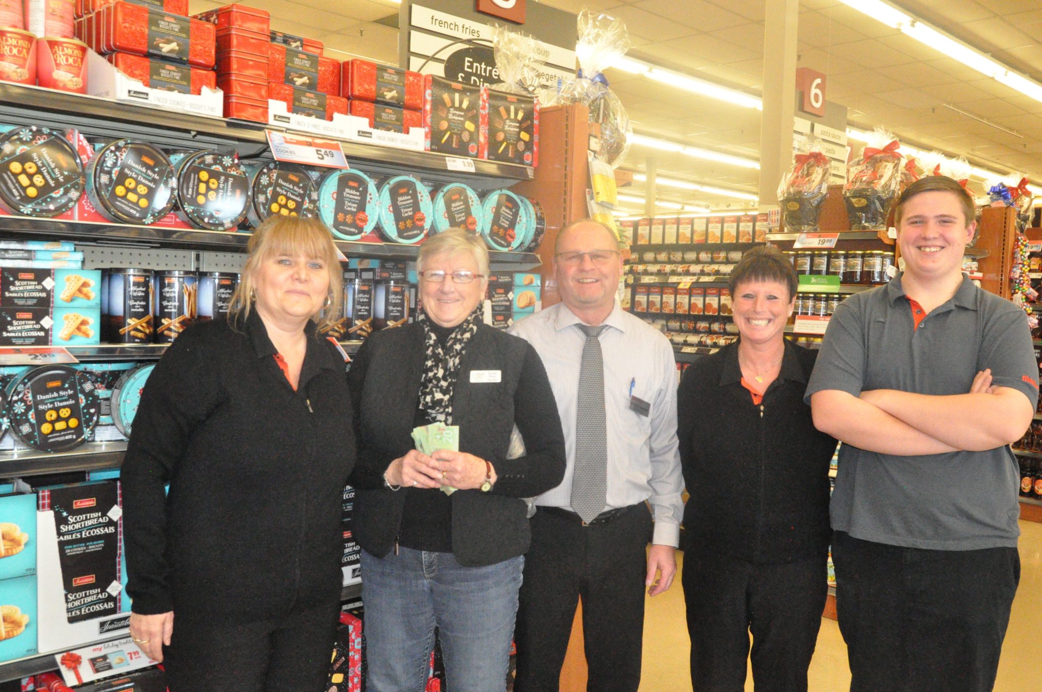 <p>Angel accomplices &#8211; The Children&#8217;s Foundation Christmas Angel Tree co-ordinator Susan Rose (second from left) receives the proceeds from Sunday&#8217;s food stand at the Picton Santa Claus parade from Picton Metro associates, from left, Gena Hodson, Murray Lupenette, Cheryl Kerr, and Liam Korchuk. (Adam Bramburger/Gazette staff)</p>
