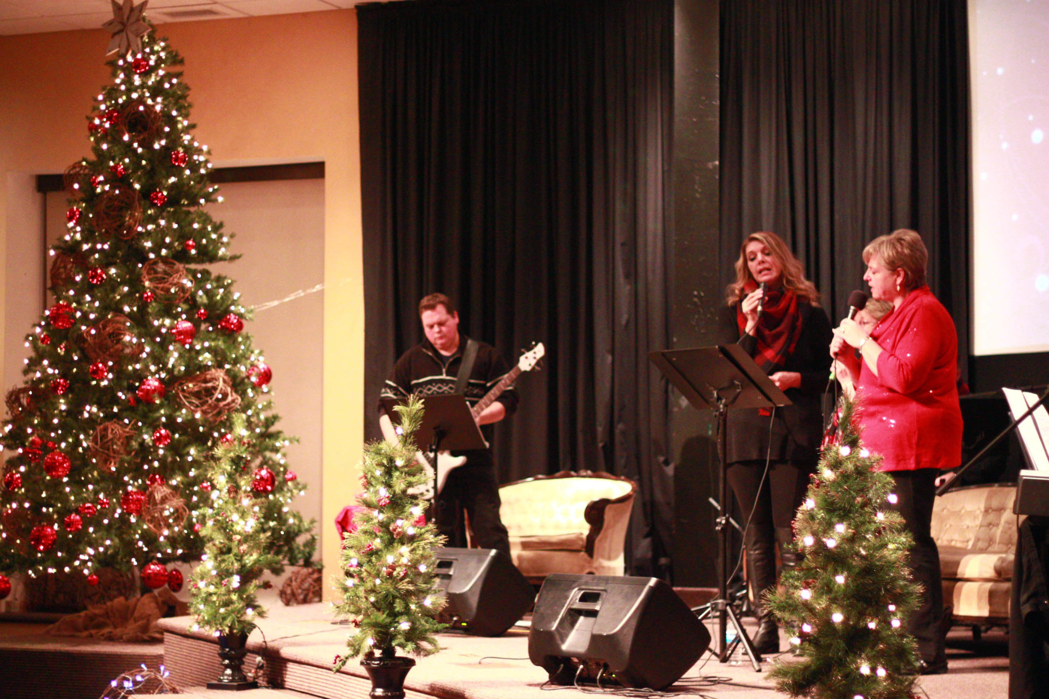 <p>Visitors were treated to music, hot chocolate, coffee, and baked treats following Emmanuel Baptist Church&#8217;s A County Christmas live retelling of the Christmas Story on Saturday. (Chad Ibbotson/Gazette staff)</p>
