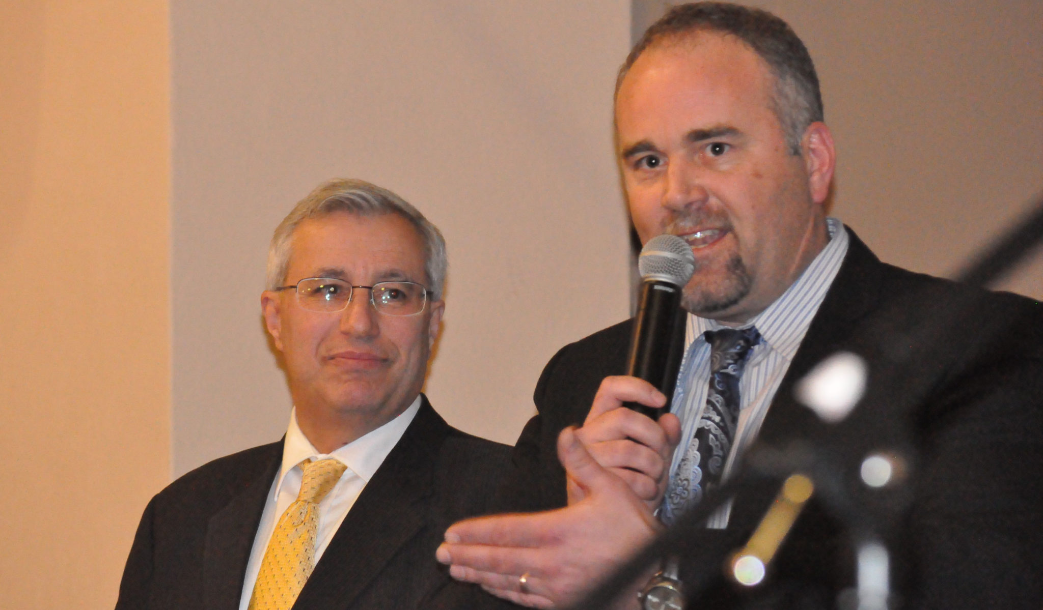 <p>‘The right guy’ – Prince Edward Hastings MPP Todd Smith invited Nipissing MPP Vic Fedeli, his predecessor as Progressive Conservative energy critic, to the county in 2012 for a town hall meeting on industrial wind turbines. Five years later, Smith is endorsing Fedeli as the right man to bring the party together after leader Patrick Brown’s resignation. (Adam Bramburger/Gazette staff)</p>

