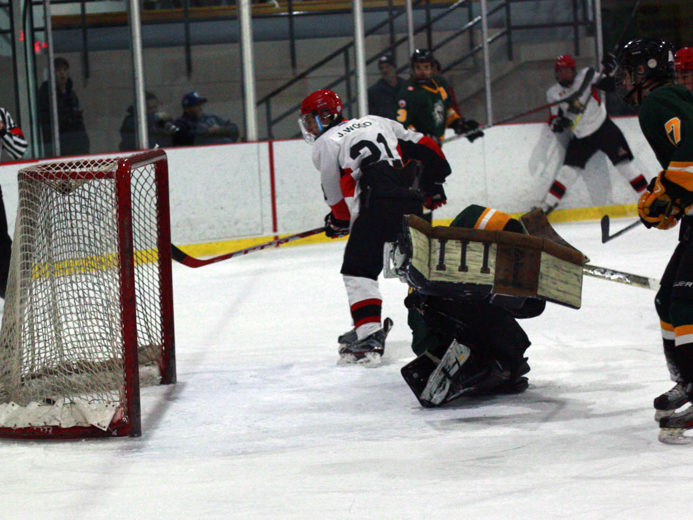 <p>Pirates forward Jaydon Wood beats Jets goaltender Keegan Paulette with a backhand move. (Chad Ibbotson/Gazette staff)</p>
