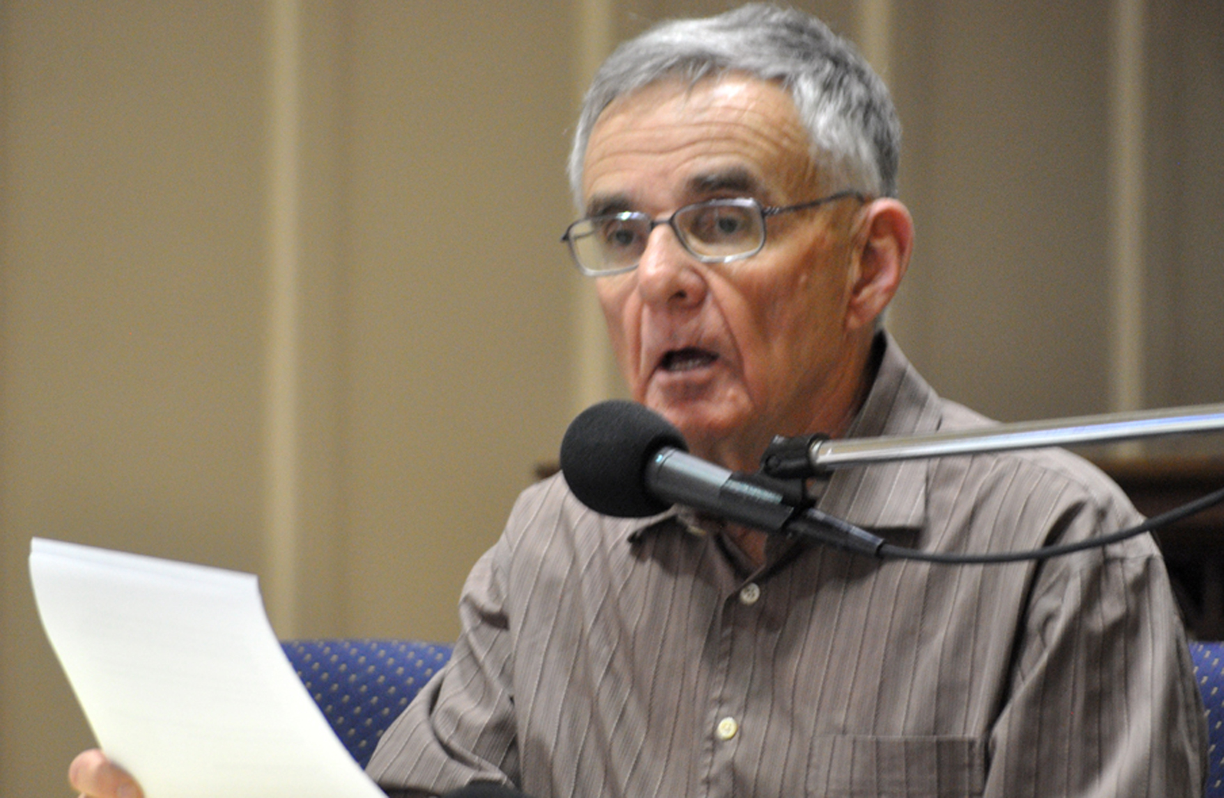 <p>Promoting wellness – W.H. Williamson Insurance president Frank Wright speaks about his experiences overcoming depression during Mental Health: Yours…Mine at St. Andrew’s Church Thursday. By speaking out about his experiences, Wright hoped to help others with their own mental health. (Adam Bramburger/Gazette staff)</p>
