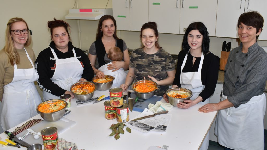 <p>COOKING CLASS- (Left) PELC Project Cooridinator Jennifer Nelson and (Right) Cooking Counts program instructor Robyn Cakebread lead (From Left) Nicki McKinnon, Christian Everall, Katie Amey and Emma Crockett through preparation of harvest vegetable soup Tuesday at the Rick Hotston Centre. (Jason Parks/Gazette Staff)</p>
