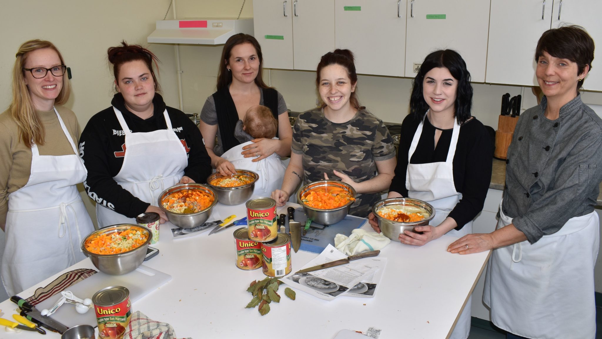 <p>COOKING CLASS- (Left) PELC Project Cooridinator Jennifer Nelson and (Right) Cooking Counts program instructor Robyn Cakebread lead (From Left) Nicki McKinnon, Christian Everall, Katie Amey and Emma Crockett through preparation of harvest vegetable soup Tuesday at the Rick Hotston Centre. (Jason Parks/Gazette Staff)</p>
