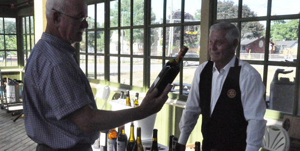 <p>Different choices – Kemp Stewart, left, and Doug Snider discuss wines at a past Uncork Canada event. (Adam Bramburger/Gazette staff)</p>
