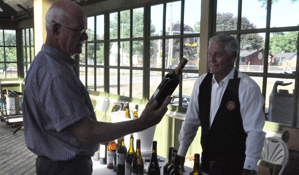 <p>Different choices – Kemp Stewart, left, and Doug Snider discuss wines at a past Uncork Canada event. (Adam Bramburger/Gazette staff)</p>
