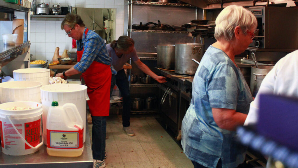 <p>Food to Share founder Glen Wallis and volunteers prepare healthy meals. (Chad Ibbotson/Gazette staff)</p>
