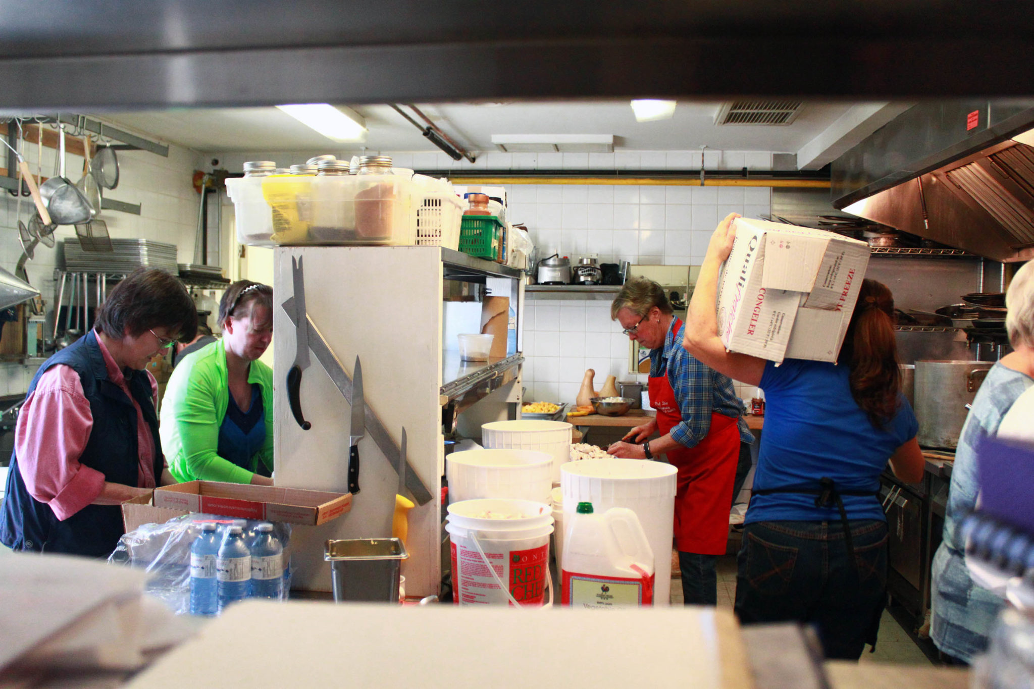 <p>Food to Share volunteers help prepare healthy meals. (Chad Ibbotson/Gazette staff)</p>
