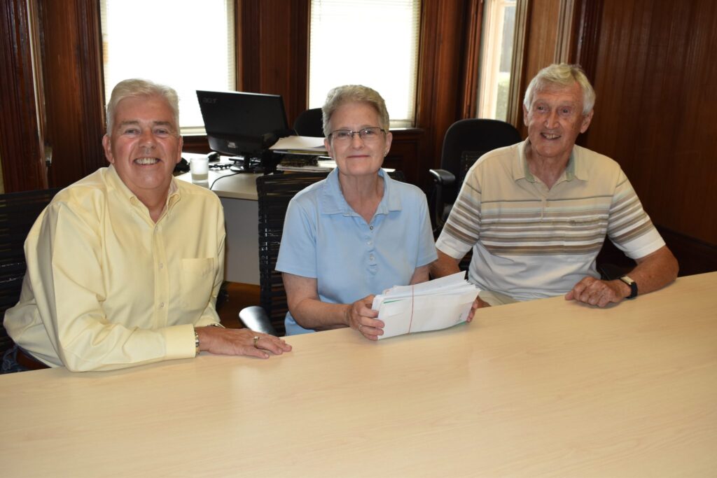 <p>A GIFT TO GLENWOOD- 100 People who care founding member Mark Davis presents over 110 cheques for $100 to Glenwood Cemetery Board Chair Sandy Latchford and Treasurer Fergus Millar Monday afternoon. (Jason Parks/Gazette Staff)</p>
