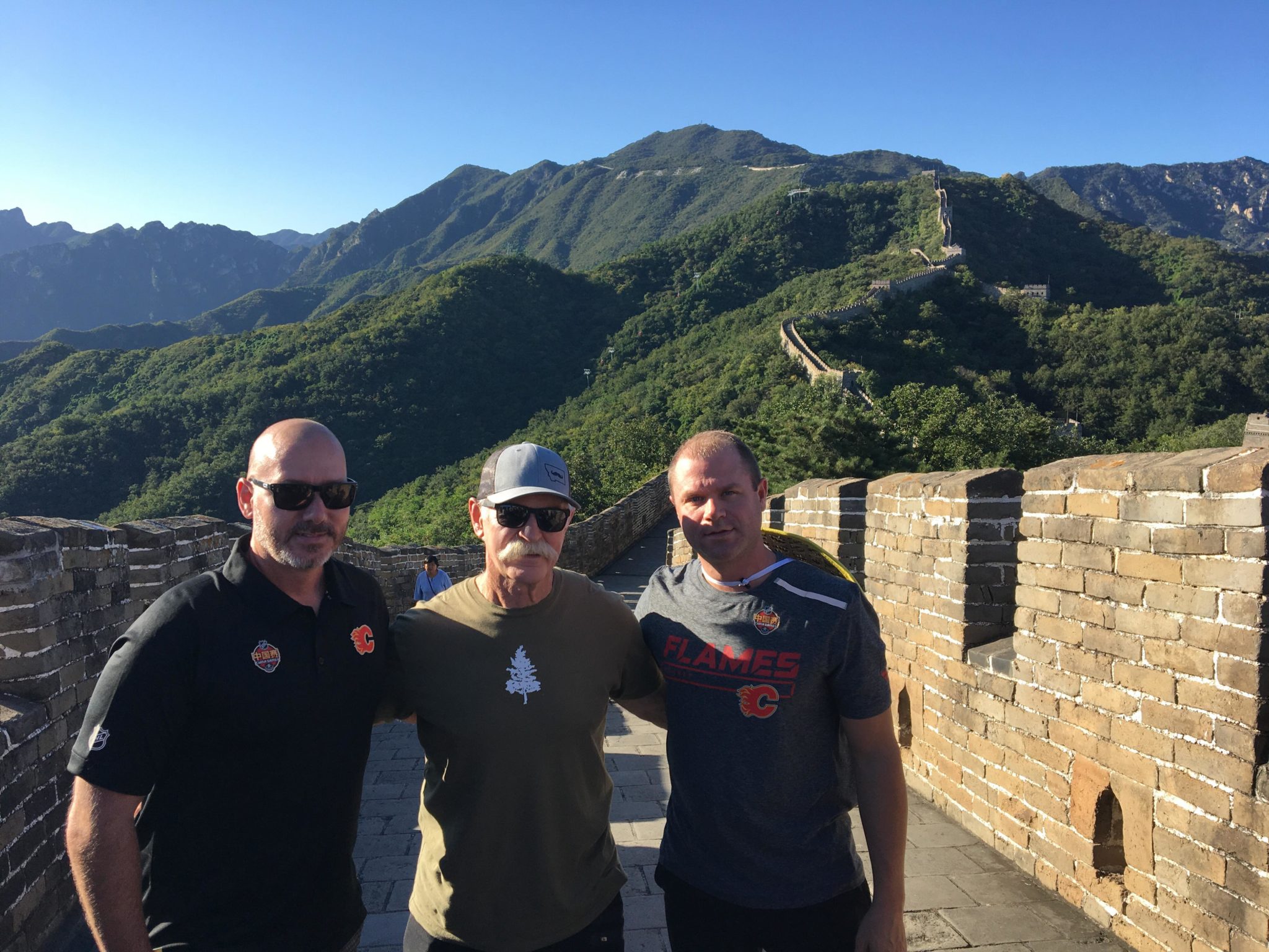 <p>Calgary Flames coaches (Left) Jamie Pringle and (Right) Jordan Sigalet flank Hockey Hall of Famer Lanny MacDonald during a visit to the Great Wall of China in 2018. (Submitted Photo)</p>
