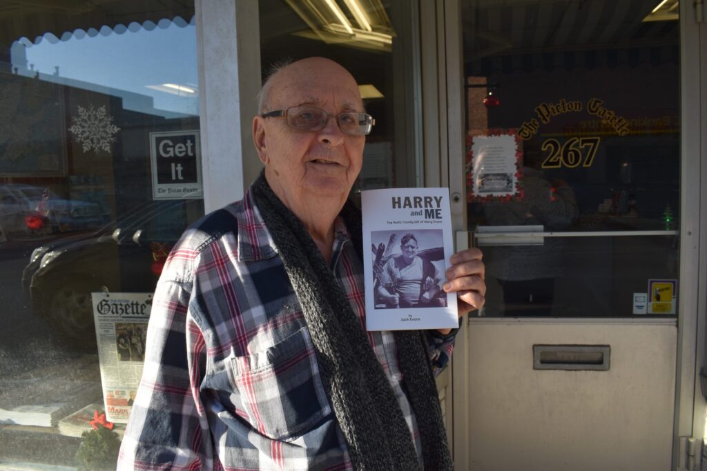 <p>HONOURING HARRY- Former Gazette editor Jack Evans has written a story about famed local columnist Harry Evans. (Jason Parks/Gazette Staff)</p>
