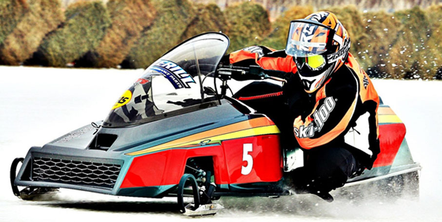 <p>Speed and precision -Snowmobile racers will be travelling around an oval circuit on an ice course at speeds close to 160 kilometres an hour this weekend as the Ontario Snowmobile Oval Racers kick off their 2019 season with the Sand Dunes Cup at the Isaiah Tubbs Resort and Conference Centre.. (Bill Murphy/OSOR photo)</p>

