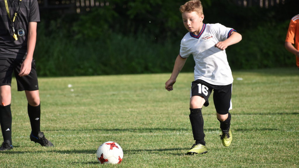 <p>PICKING A LANE Neil Thompson Services U10 Eagle Lane Kempers set up his teams game tying goal and then booted home the winner in Kingston Tuesday night as the local downed United 3-2.  (Jason Parks/Gazette Staff)</p>
