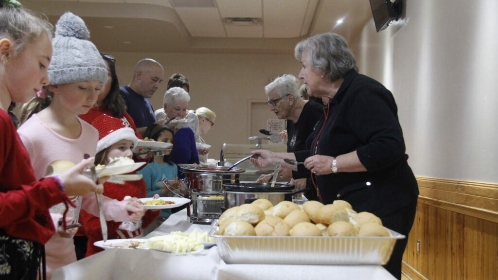 <p>SCOOPED AND SERVED Volunteers at the 2019 Annual Holiday Dinner for Reaching for Rainbows. (Decoste/Gazette Staff)</p>

