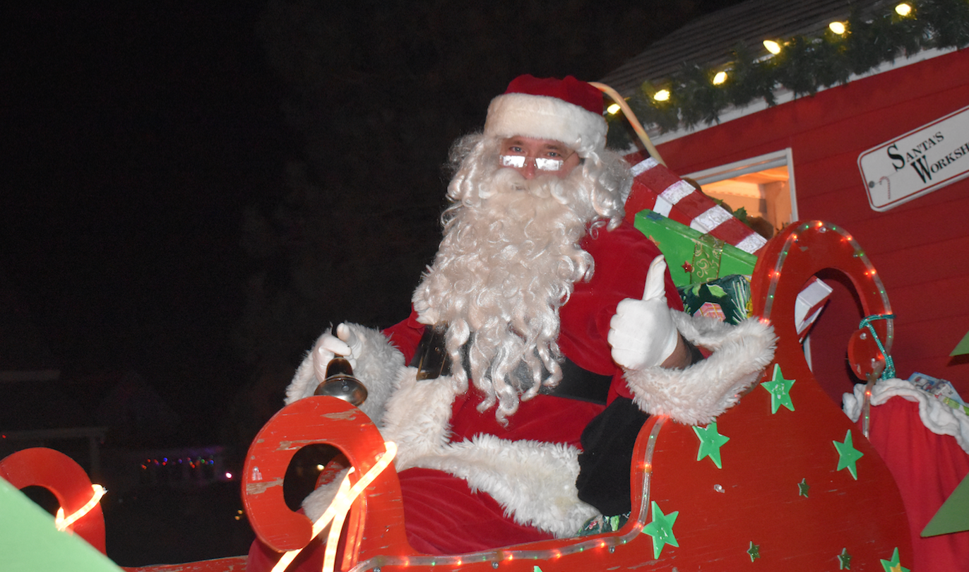 <p>GETTING MY GOOD SIDE The big man in red was in a very positive frame of mind as he travelled the streets of Bloomfield Friday night. The annual Bloomfield Festival of Lights Christmas night time parade was once again a huge success, drawing both attendees and floats from far and wide, (Jason Parks/Gazette Staff)</p>

