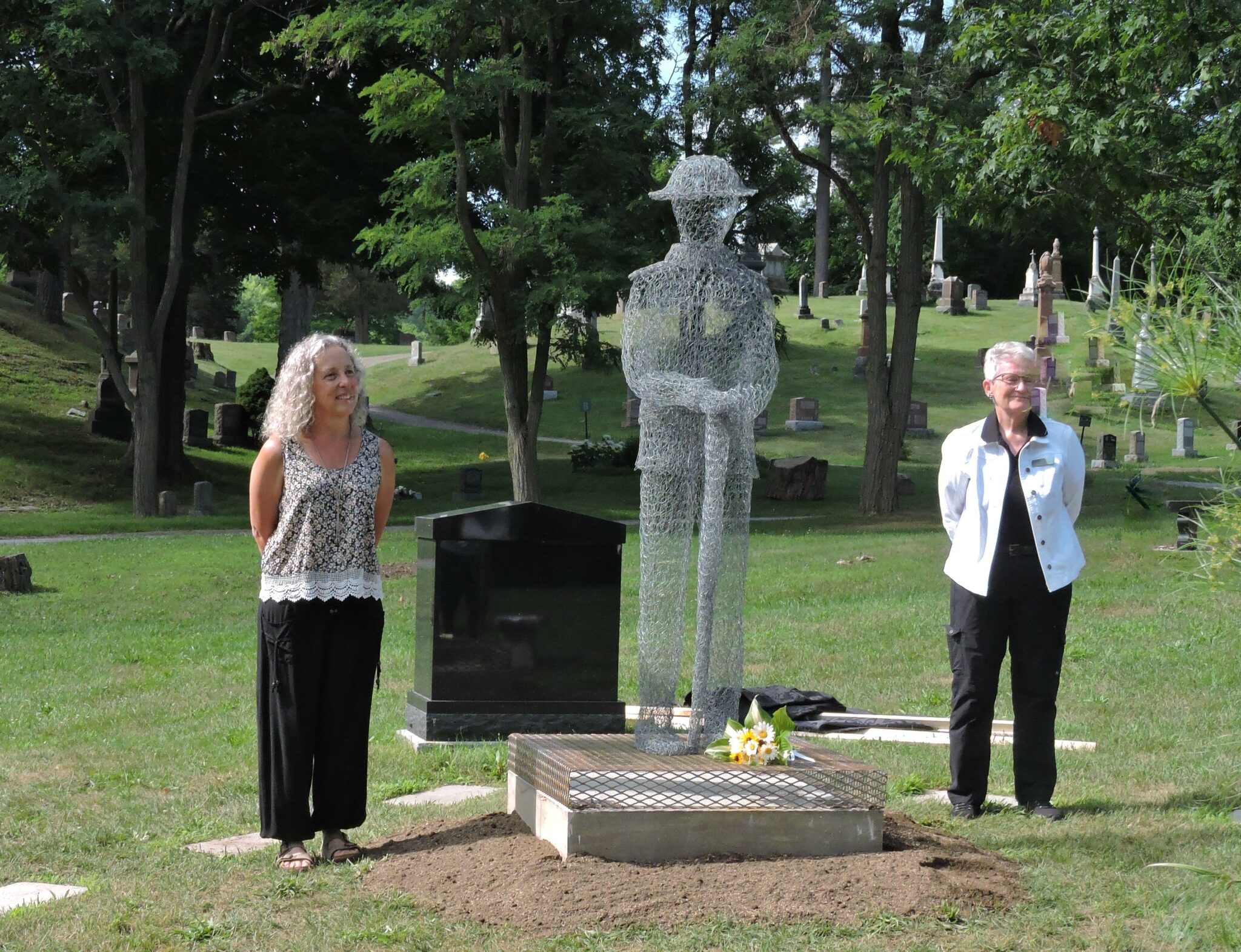 <p>WE WILL REMEMBER THEM (From Left) Artist Danielle Reddick and Glenwood Cemetery Board Chair Sandy Latchford at the unveiling of a wire sculpture at Glenwood honouring the fallen WWII veterans laid to rest there. (Submitted Photo)</p>
