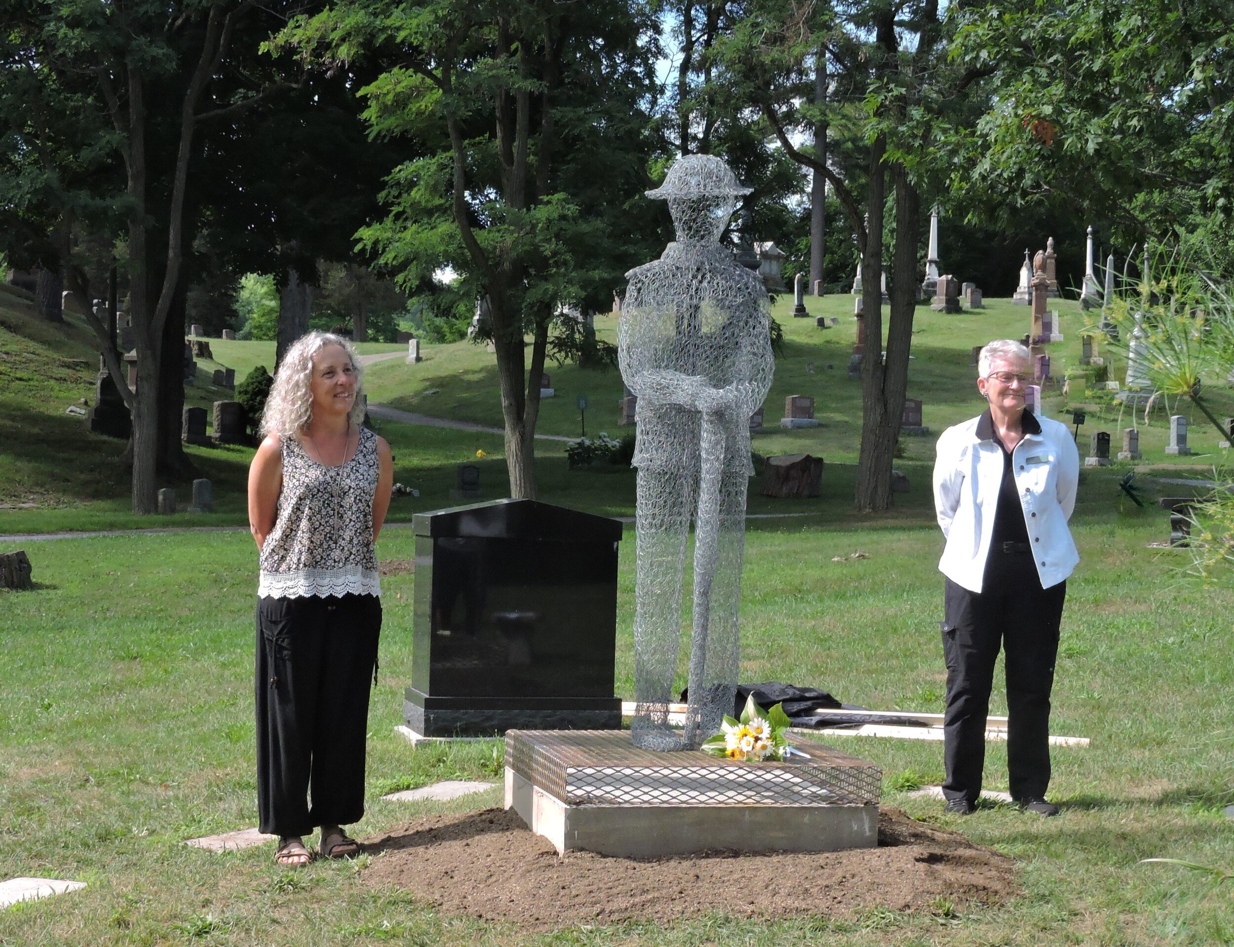 <p>WE WILL REMEMBER THEM (From Left) Artist Danielle Reddick and Glenwood Cemetery Board Chair Sandy Latchford at the unveiling of a wire sculpture at Glenwood honouring the fallen WWII veterans laid to rest there. (Submitted Photo)</p>
