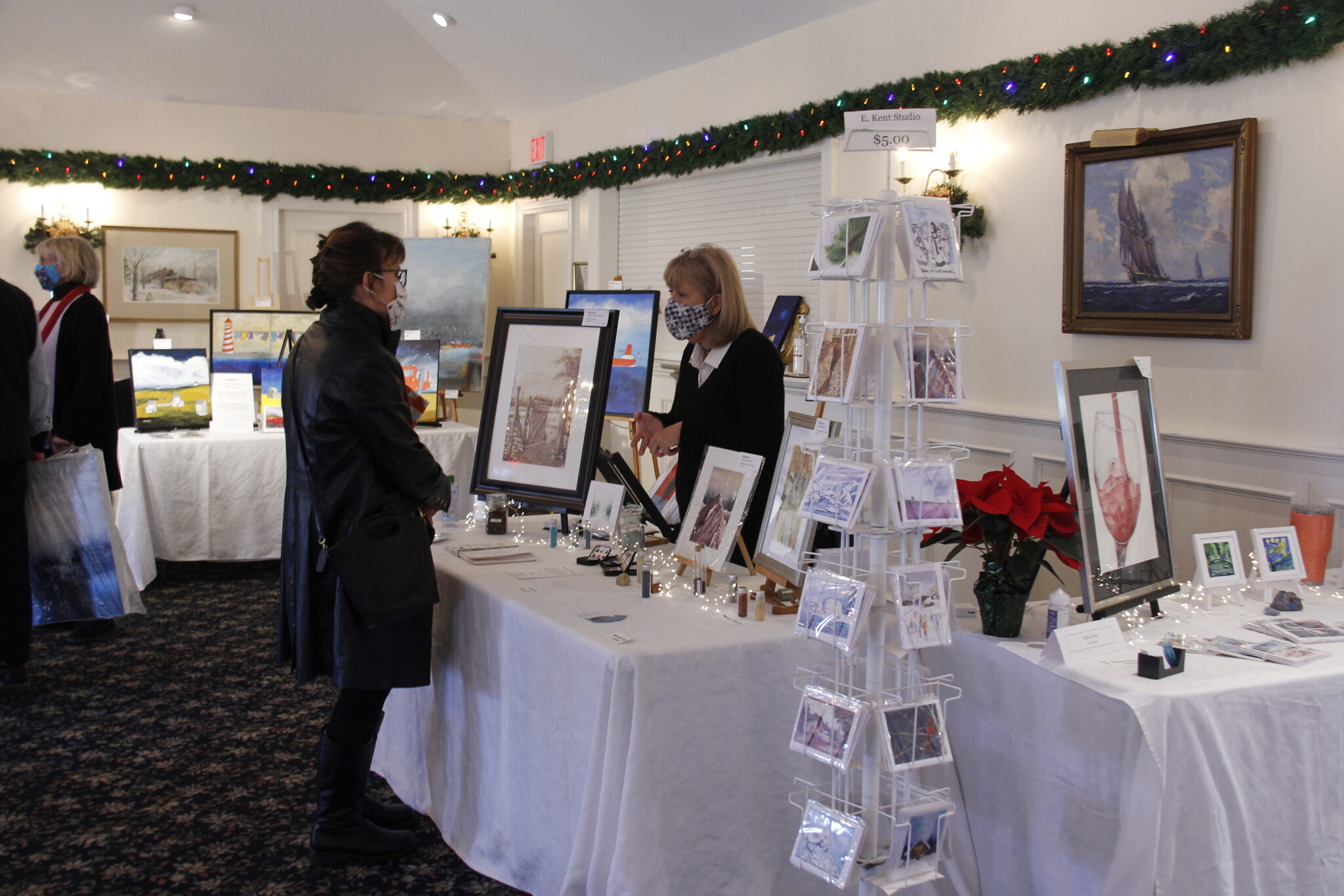 <p>SHOW AND SALE Natural Pigment artist Elaine Kent of E. Kent Studio spoke with an attendee at the Prince Edward County Studio Tour Pre-Holiday Show and Sale at The Waring House on Saturday.<br />
 The show and sale went Saturday and Sunday with approximately 150 people attending throughout the weekend.(Desirée Decoste/Gazette staff)</p>
