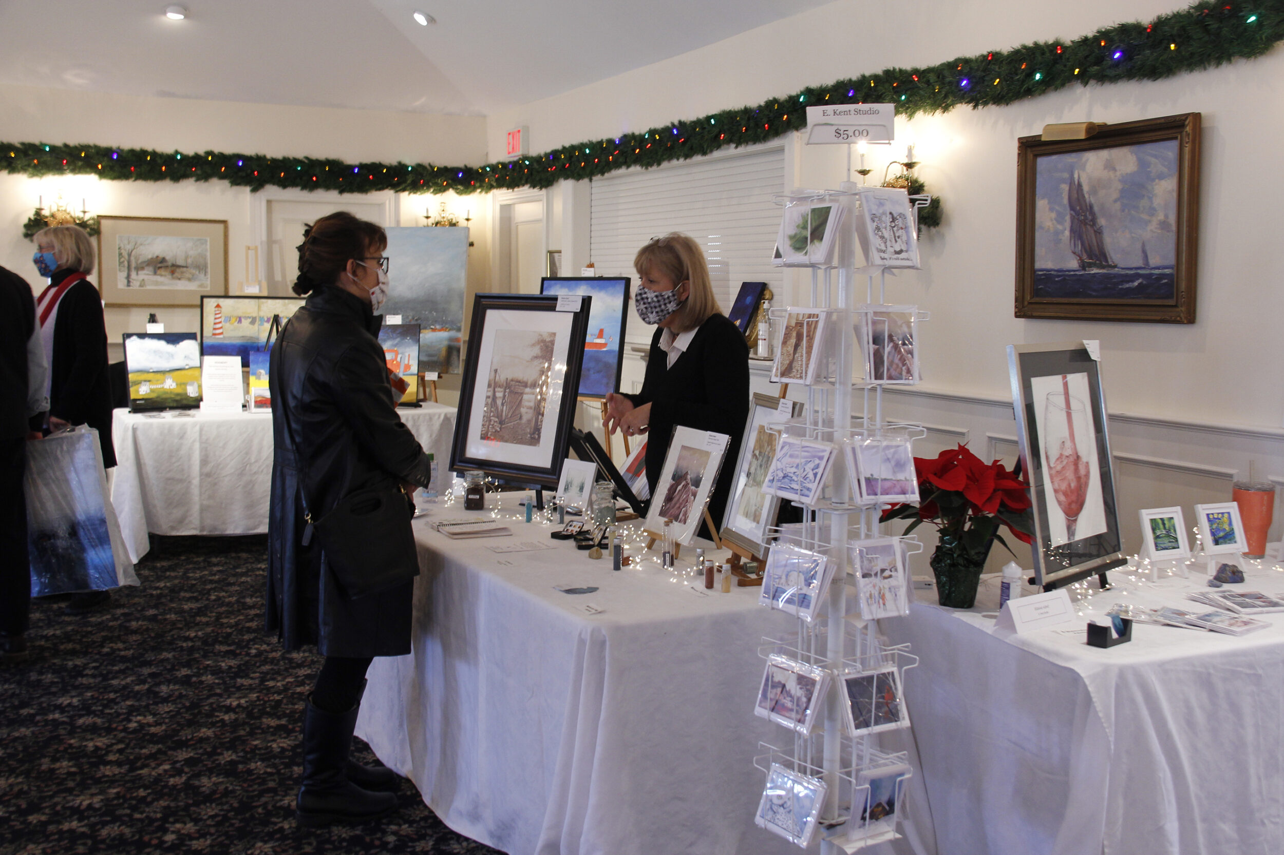 <p>SHOW AND SALE Natural Pigment artist Elaine Kent of E. Kent Studio spoke with an attendee at the Prince Edward County Studio Tour Pre-Holiday Show and Sale at The Waring House on Saturday.<br />
 The show and sale went Saturday and Sunday with approximately 150 people attending throughout the weekend.(Desirée Decoste/Gazette staff)</p>
