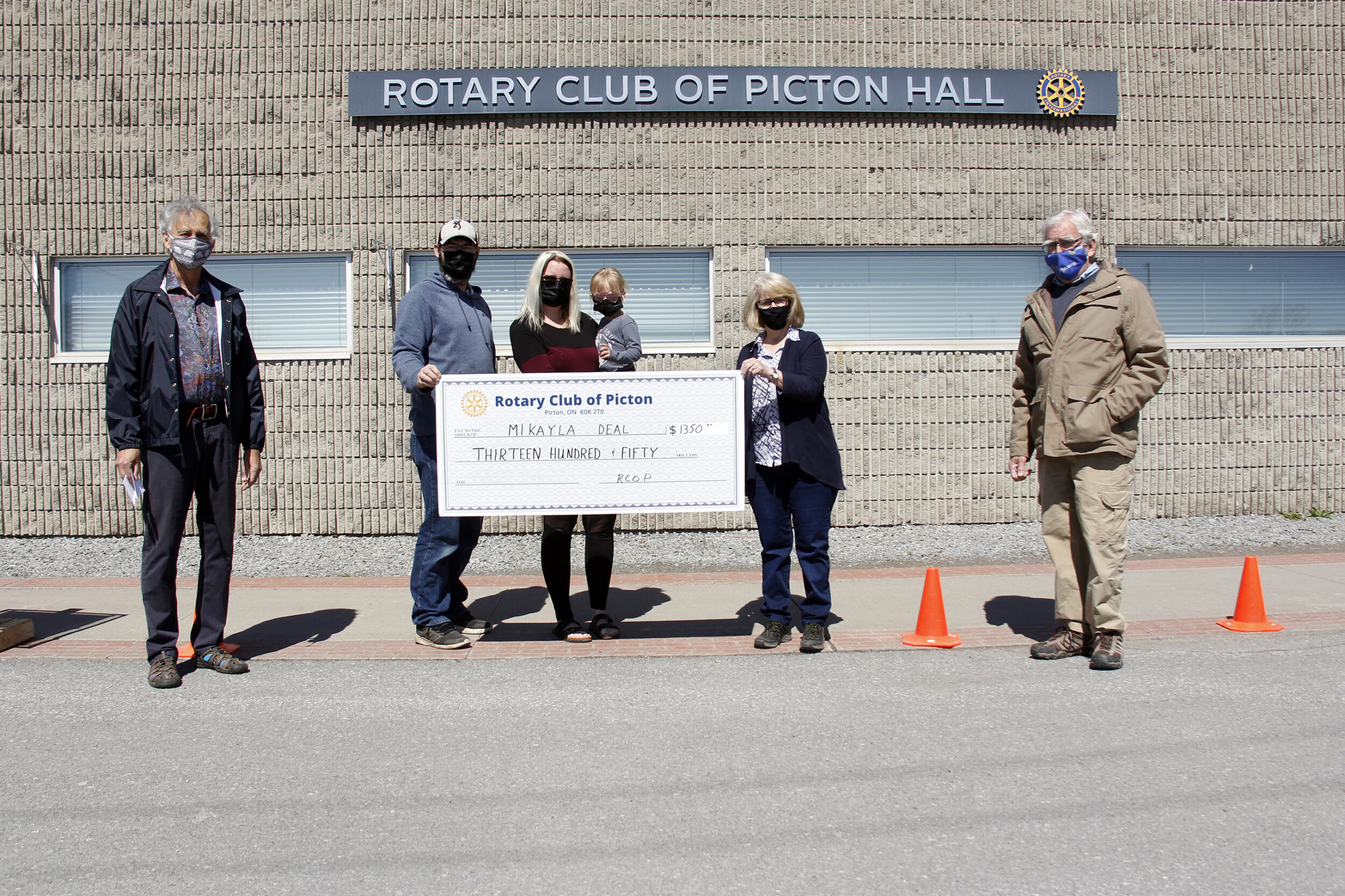 <p>STEVER FUND DONATION- From Left-Rotarian Andy Janikowski, Joseph Kennedy, Mikayla Deal, Kathleen, Mary<br />
Stever and President John Clarke at Rotary Hall in Picton last week. The Rotary Club of Picton  presented a $1350 cheque from the Matt Stever Fund to assist with Kathleen’s treatment for Retinoblastoma, an eye cancer that forms in the retina. (Desirée Decoste/Gazette staff)</p>

