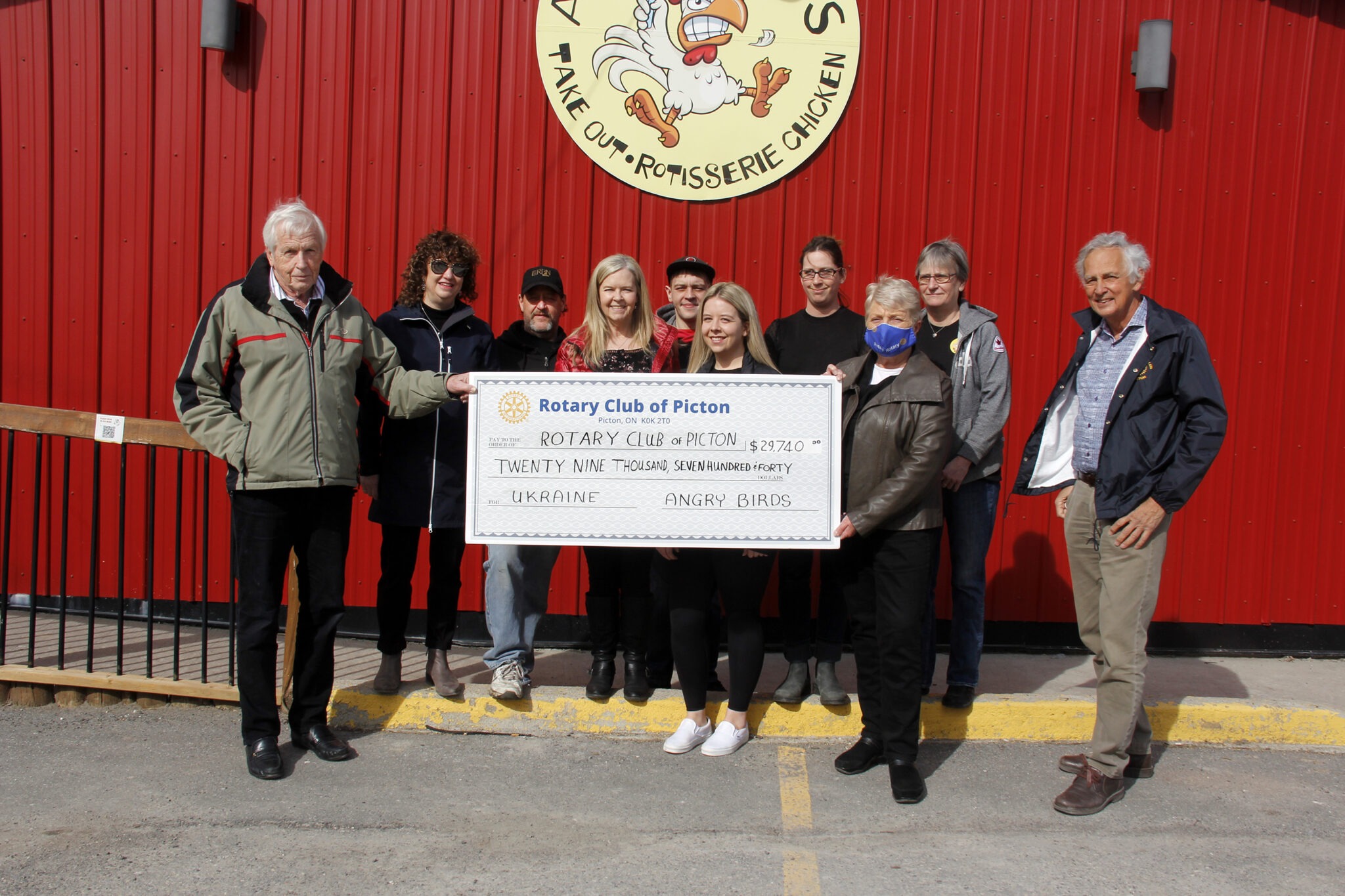 <p>FOR UKRAINE Some of the Angry Birds team and A few Rotarians gathered at Angry Birds as the restaurant had donated one week of 100 per cent of sales in support of the Ukraine through Picton Rotary Club. (left) Past president of Picton Rotary Bob Bird, Rotarian Joanne Coker, Angry Birds employee Lynden Johnston, Angry Birds business partner Debra Jeanes, Angry Birds employee Austin Hennessy, Angry Birds employee Kayla Jeanes, Angry Birds employee Amanda Marshall, Rotarian Barbara Proctor, Angry Birds employee Donna Marshall and Rotarian Andy Janikowski.<br />
(Desirée Decoste/Gazette staff)</p>
