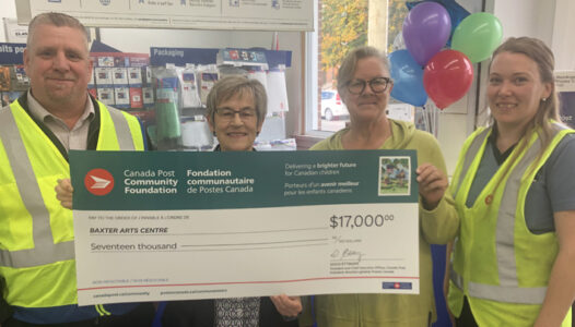 <p>BOOST FOR BAXTER (Middle from left) Gillian Maloney and Sharon Hart from the Baxter Arts Centre accept a $17,000 cheque from Canada Post’s Greg Martin and Tawnya Brown.  (Jason Parks/Gazette Staff)</p>
