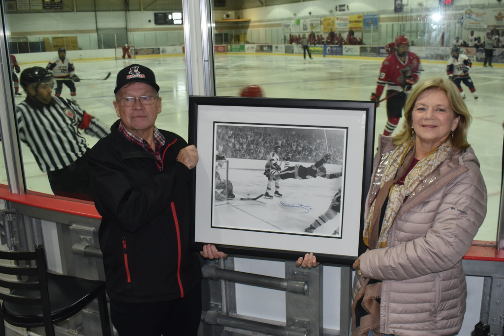 <p>Picton Pirates executive member Cliff Rice and team bookkeeper Mary Camp with an autographed picture of Bobby Orr’s 1970 stanley Cup wining goal. (Gazette Staff)</p>
