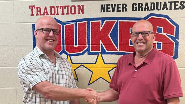 <p>Incoming Wellington Dukes coach Kent Lewis was welcomed to the club’s dressing room by County of Prince Edward Mayor Steve Ferguson last week. (Submitted Photo)</p>
