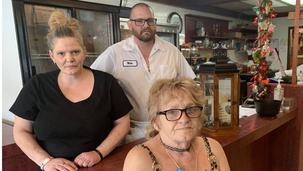 <p>END OF AN ERA Tina and Mike Fountoukis with thier mom Cheryl Valleau. (Jason Parks/Gazette Staff)</p>
