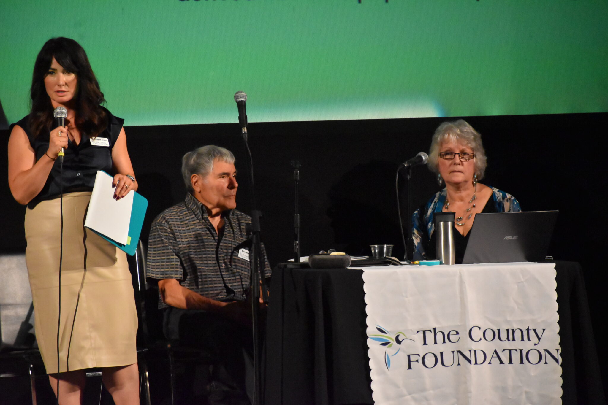 <p>PRESENTING THE REPORT (from left) Dominique Jones; Brian Beiles and Anne Van Vlack (Jason Parks/Gazette Staff)</p>
