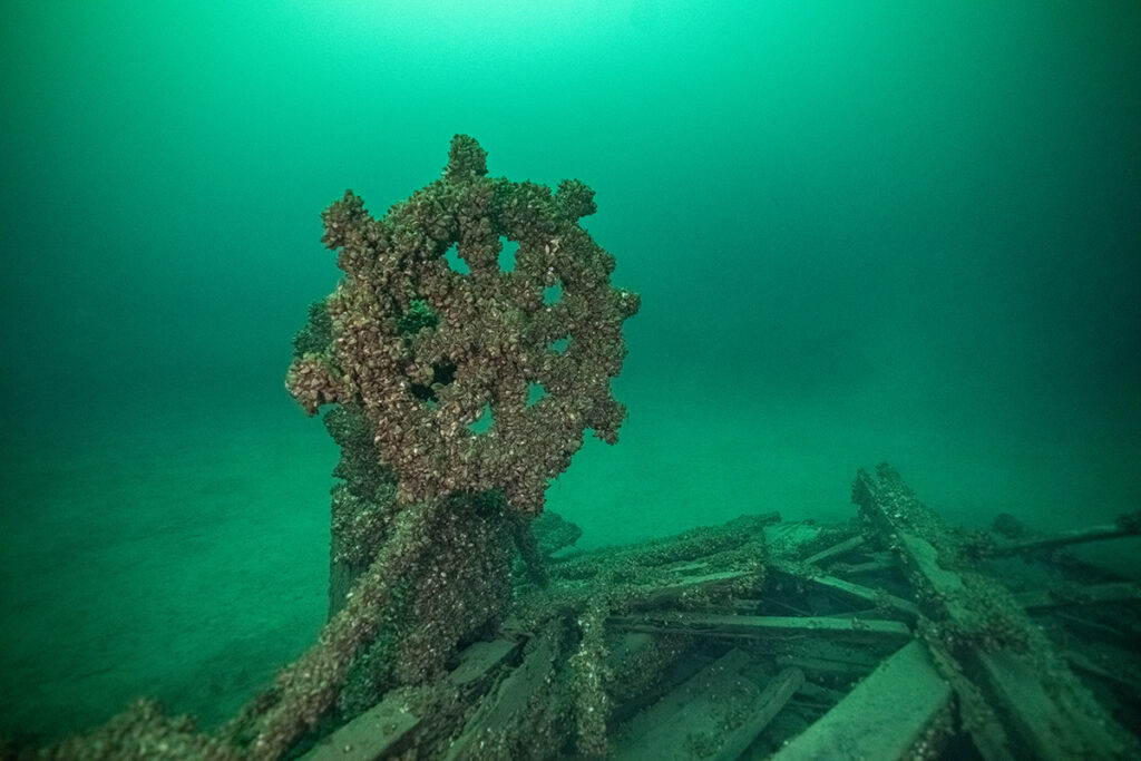 <p>The wheel of the submerged Oliver Mowat (Photo: Kayla Martin)</p>
