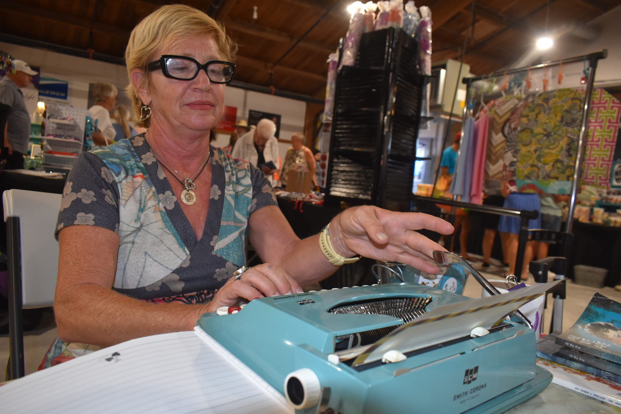 <p>The Amazing Alba starts her rapid artistic process. (Jason Parks/Gazette Staff)</p>
