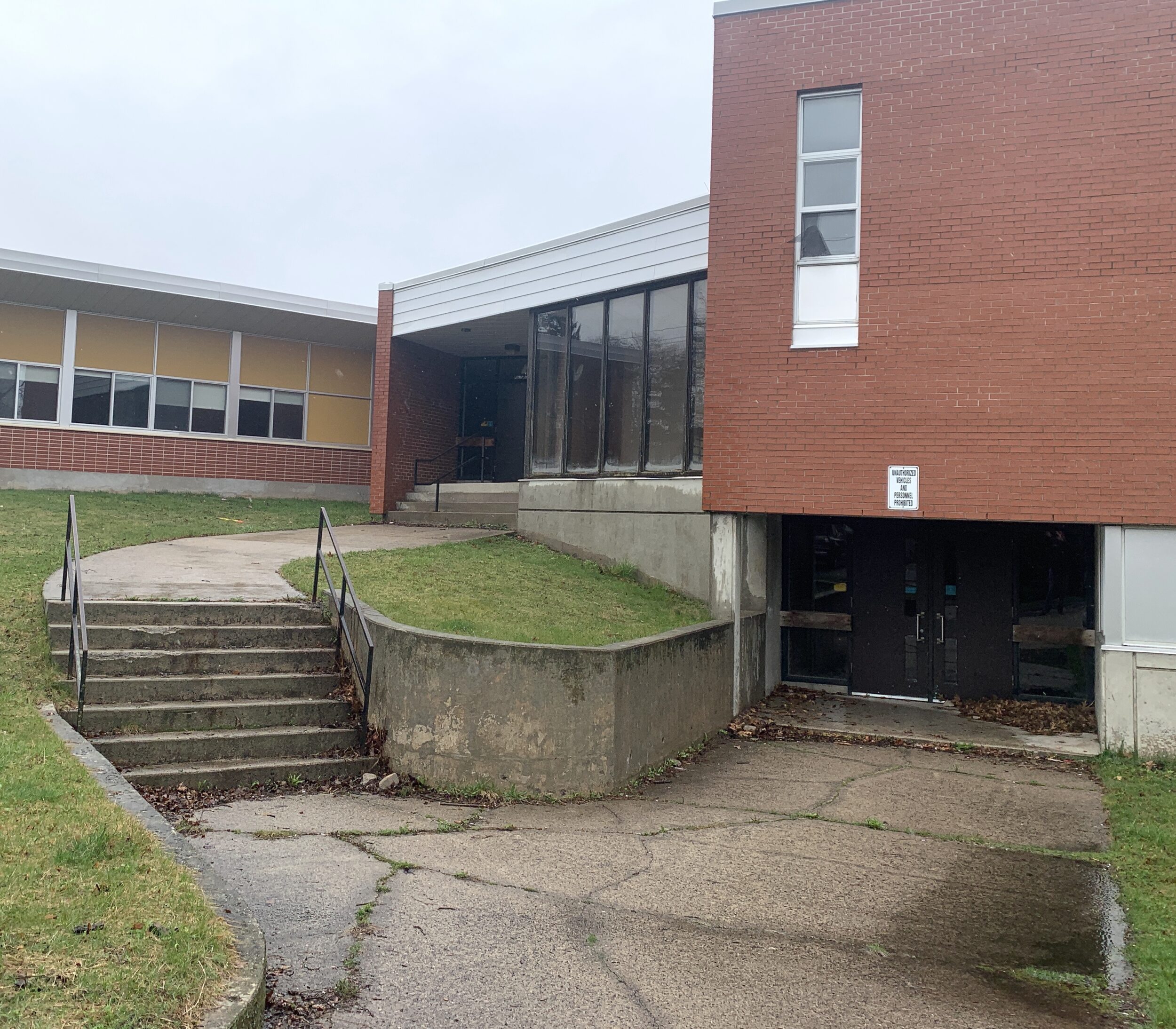 <p>A handful of Expressions of Interest have been submitted regarding the future of the former Queen Elizabeth elementary school on Barker St. (Jason Parks/Gazette Staff)</p>
