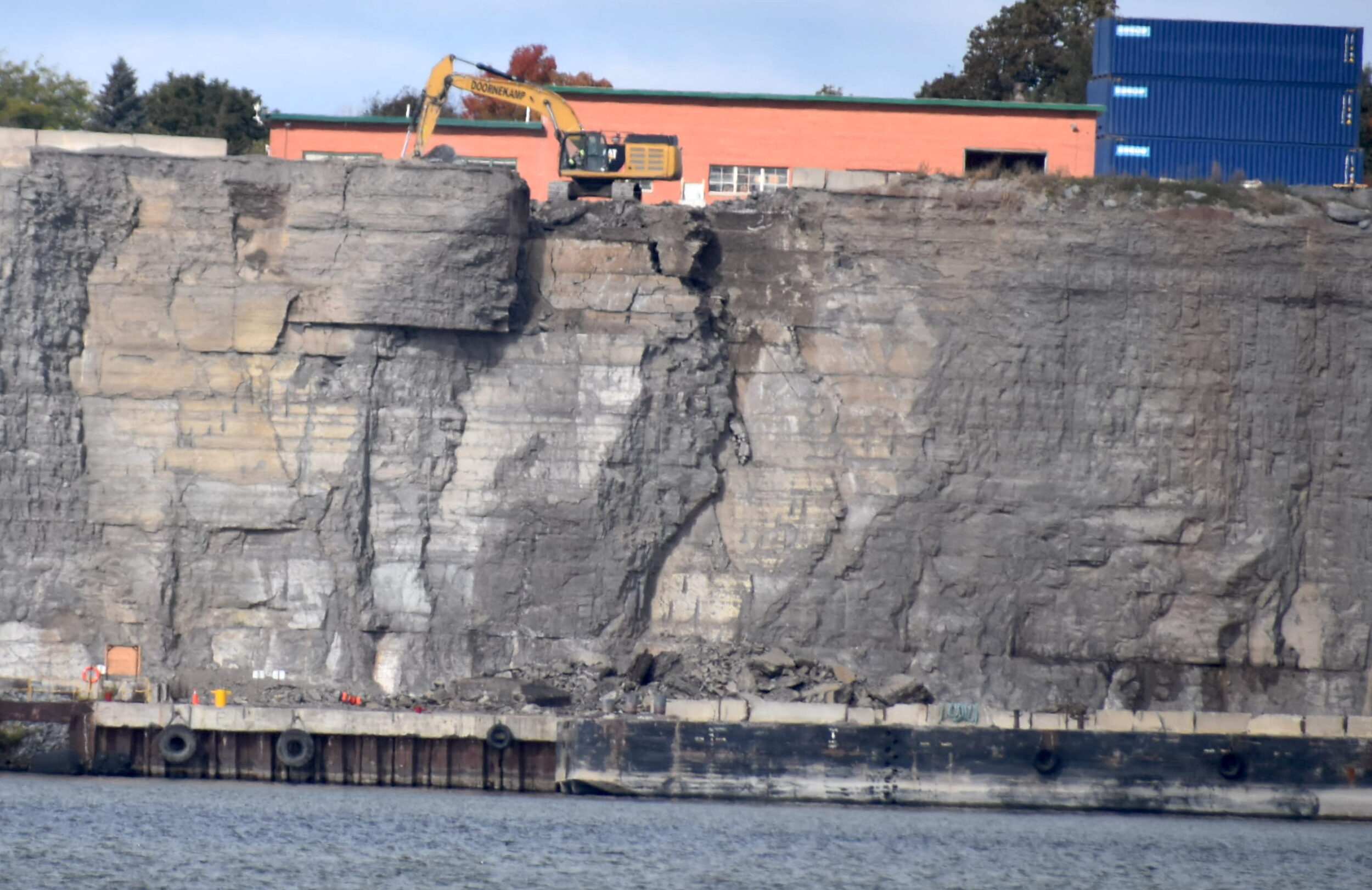 <p>Blasting the cliff face on Picton Bay (Photo: Jason Parks)</p>

