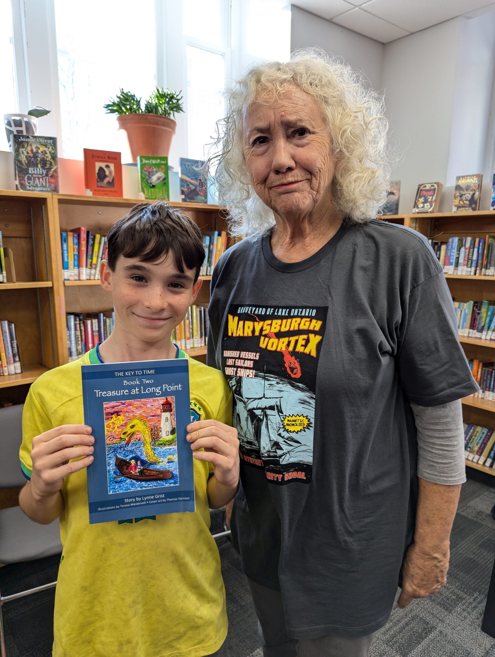 <p>Noel Valihora with author Lynne Grist at the Picton Library (Photo: Chris Fanning)</p>
