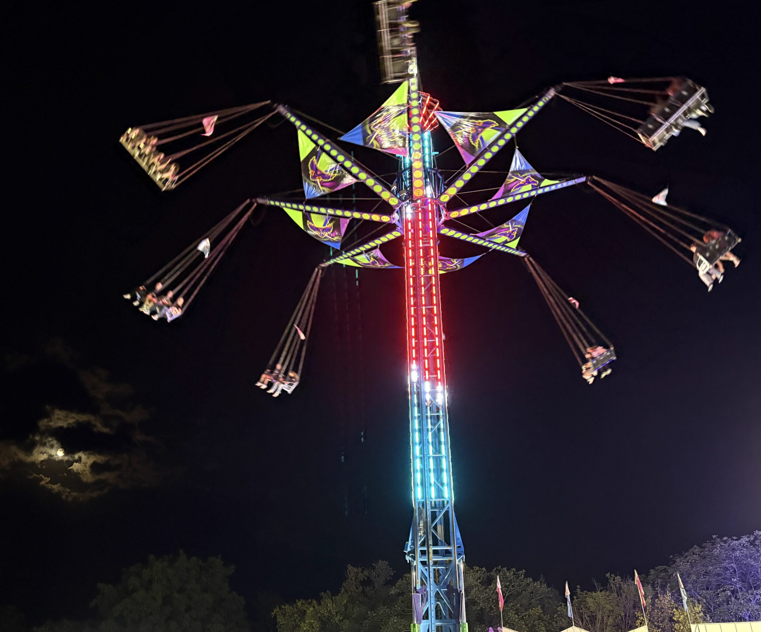 <p>Getting above the crowd at the 2025 Picton Fair. (Karen Valihora/Gazette Staff)</p>
